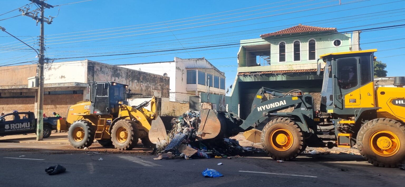 Prefeitura realiza ação de limpeza no Bairro Amambaí e retira entulho