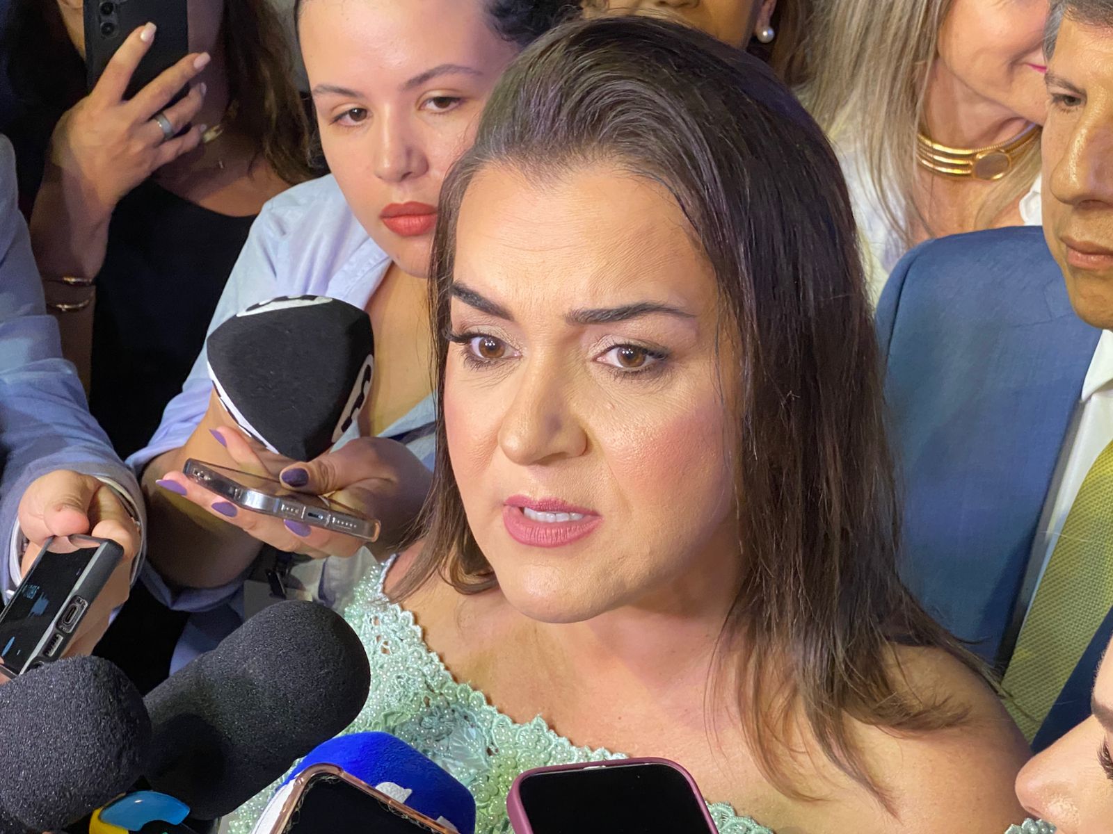 ADRIANE LOPES ELEVA SALÁRIO DE SECRETÁRIOS E PAGA "13º" DE PREFEITA