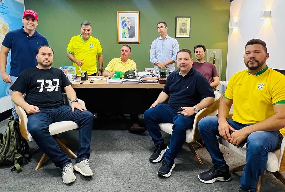 BOLSONARO ASSISTE POSSE DE TRUMP AO LADO DE CARLOS E ALIADOS