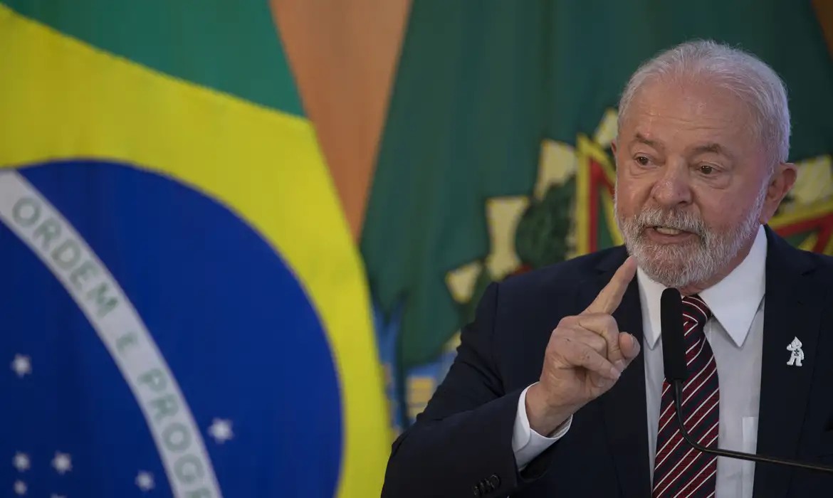 COM 412 ENTREVISTADOS, PESQUISA APONTA DISPARADA NA REJEIÇÃO A LULA NA CAPITAL