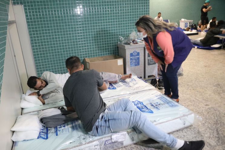 Governo determina retirada de algemas de 88 brasileiros deportados