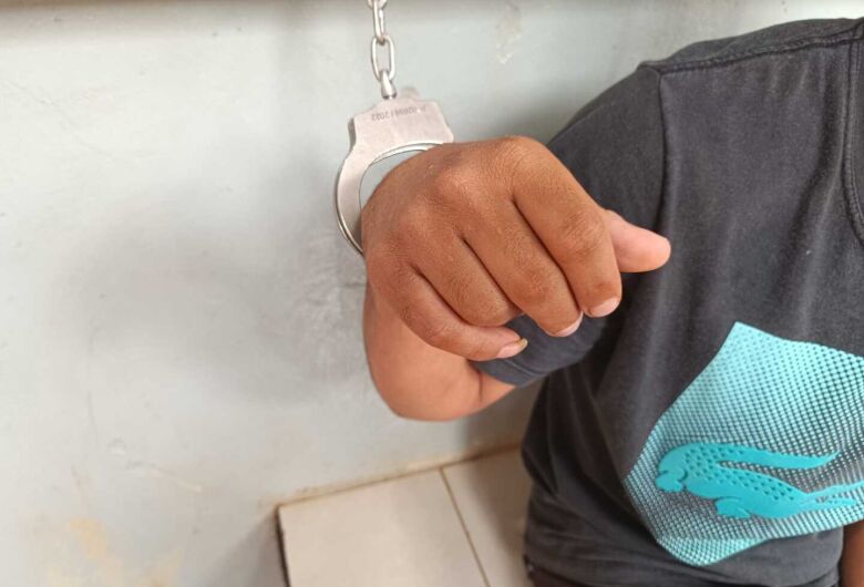 Jovem é preso por armazenar e ameaçar divulgar vídeos íntimos de vizinha de 13 anos