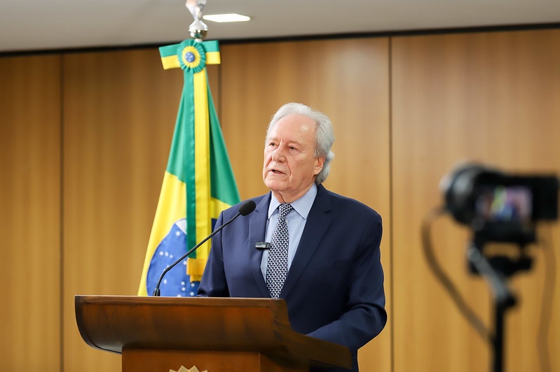 Lewandowski critica uso de algemas em deportados, mas evita confronto com EUA