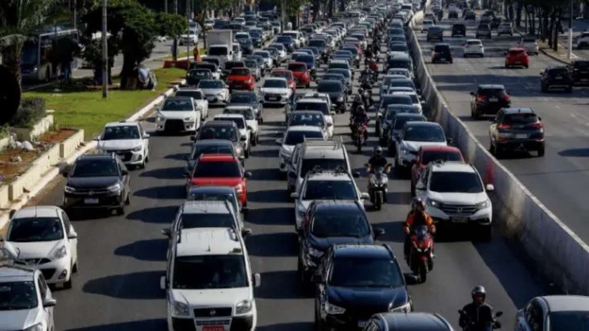 ALTA TRIBUTAÇÃO: QUASE METADE DO PREÇO DE UM CARRO ZERO NO BRASIL É IMPOSTO