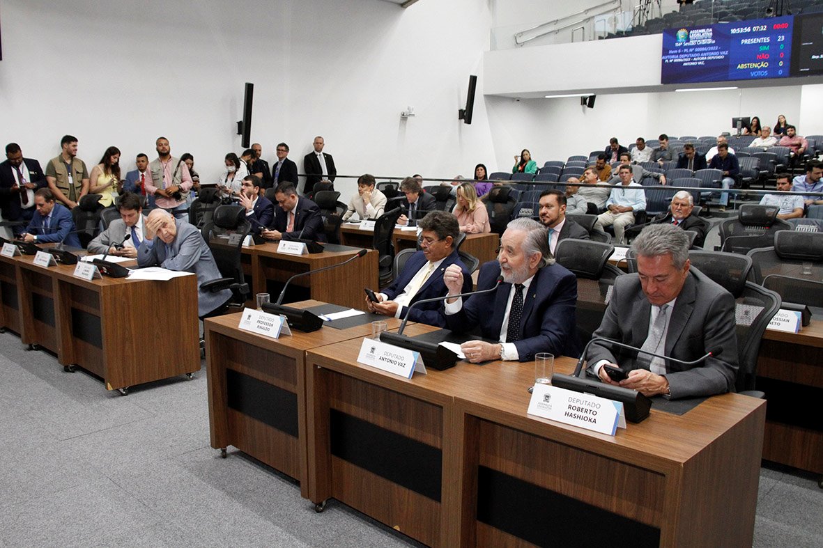 ASSEMBLEIA RETORNA COM POLÊMICAS DE PESCA, SAÚDE E TRIBUTOS
