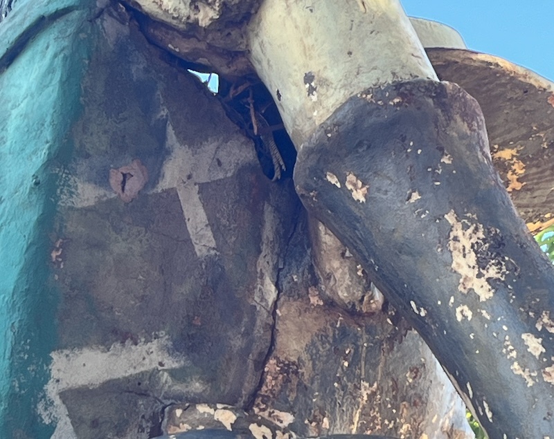 ESTÁTUA DO ERVATEIRO CORRE RISCO DE CAIR NO MEIO DA RUA