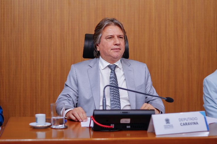 "Investir em profissionais é investir no futuro", diz Caravina sobre reajuste salarial