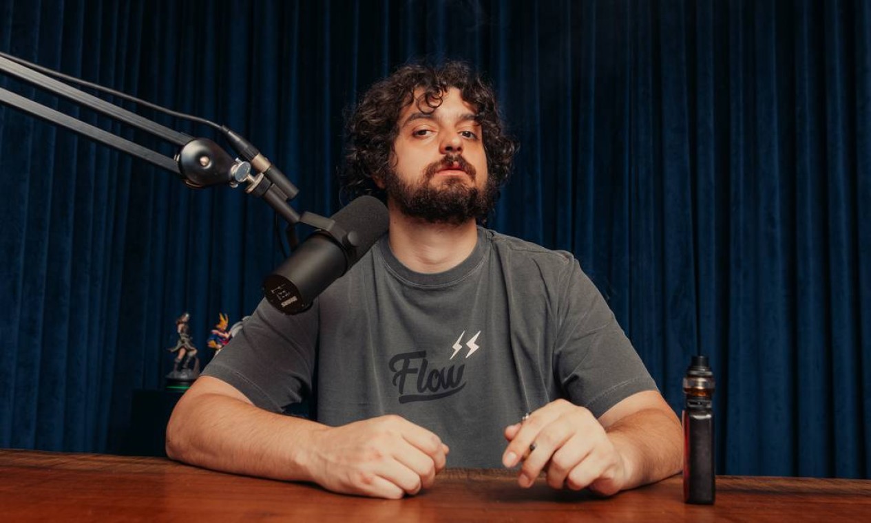 Moraes desbloqueia redes de Monark, mas impõe multa por postagens ilegais