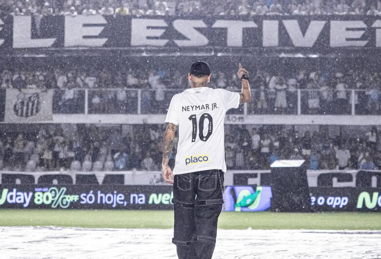 Neymar retorna ao Santos com a missão de recuperar a felicidade no futebol