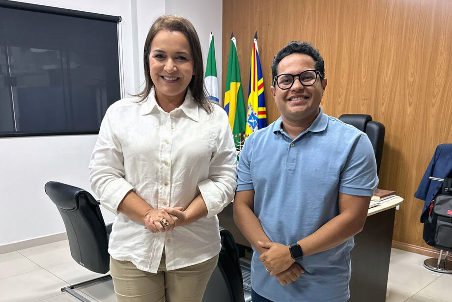 Papy defende reajuste de 96% a 446 e diz que Adriane incluiu supersalário no orçamento