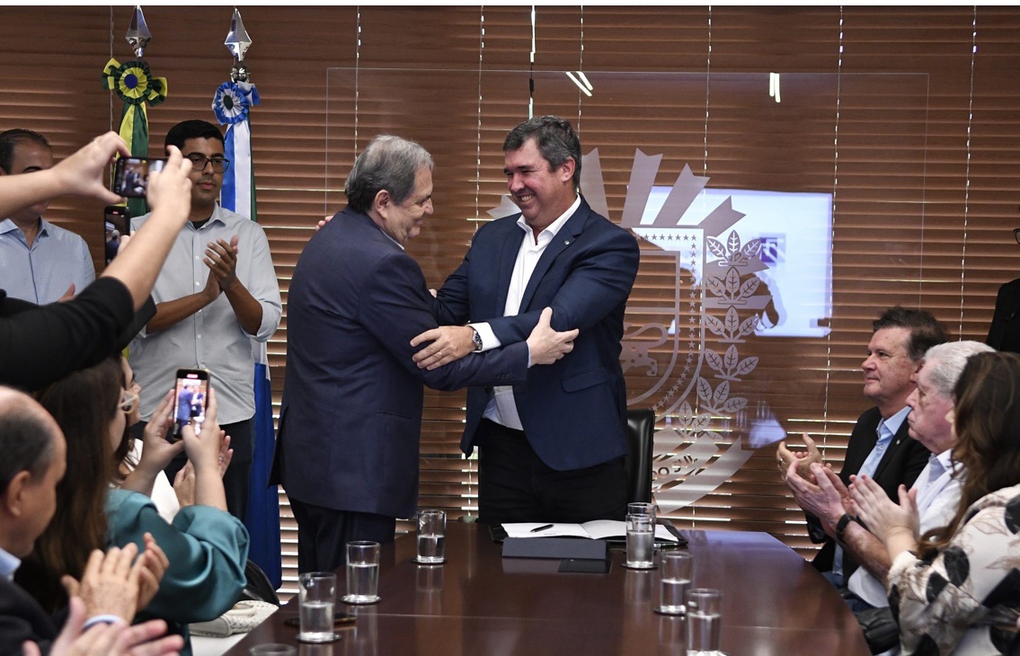 Riedel oficializa ex-senador como secretário-executivo em Brasília