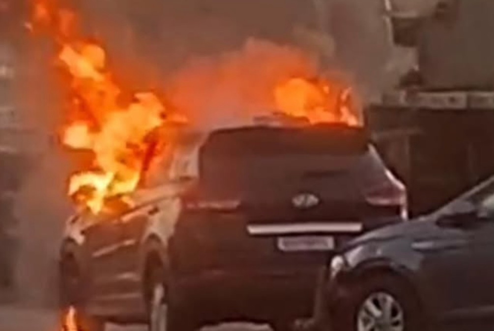 Vereador provoca acidente, atropela mulher e tem carro incendiado por populares