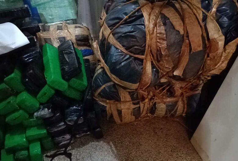 Quatro são presos após polícia descobrir casa que servia como depósito de drogas