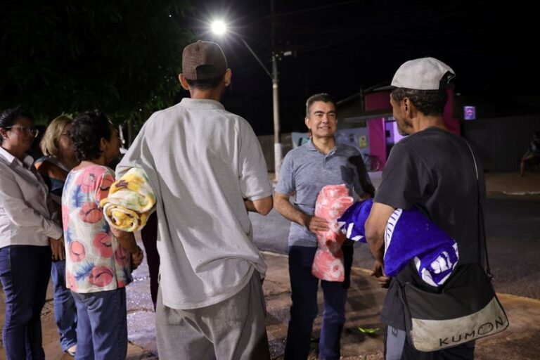 PREFEITURA DE DOURADOS DISTRIBUI COBERTORES A PESSOAS EM VULNERABILIDADE