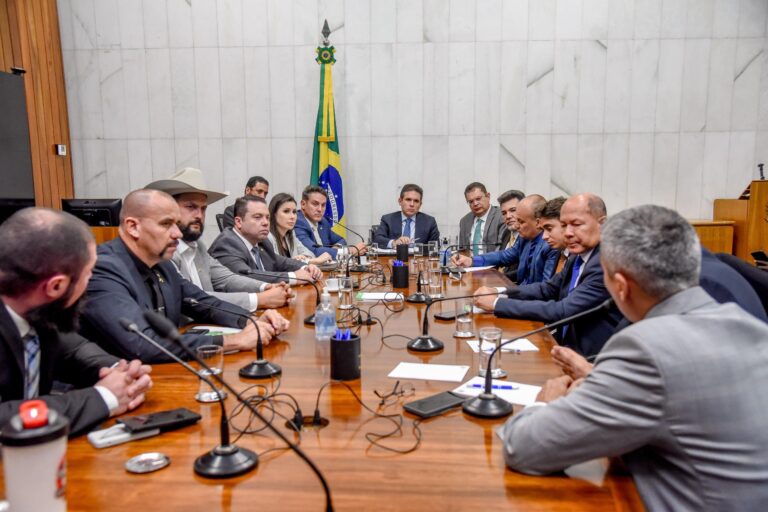 Rodolfo Nogueira e deputados pressionam Motta por ratificação de terras