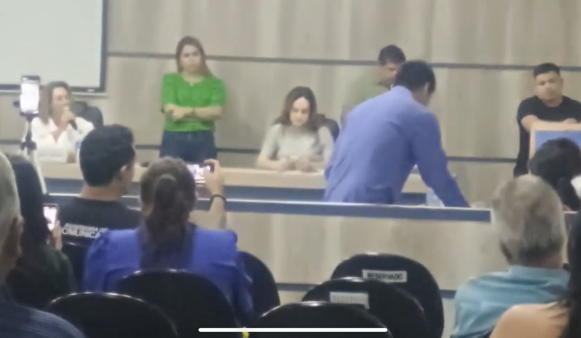 PRESIDENTE DA CÂMARA TENTA FORÇAR PROJETO E CANCELA RECESSO